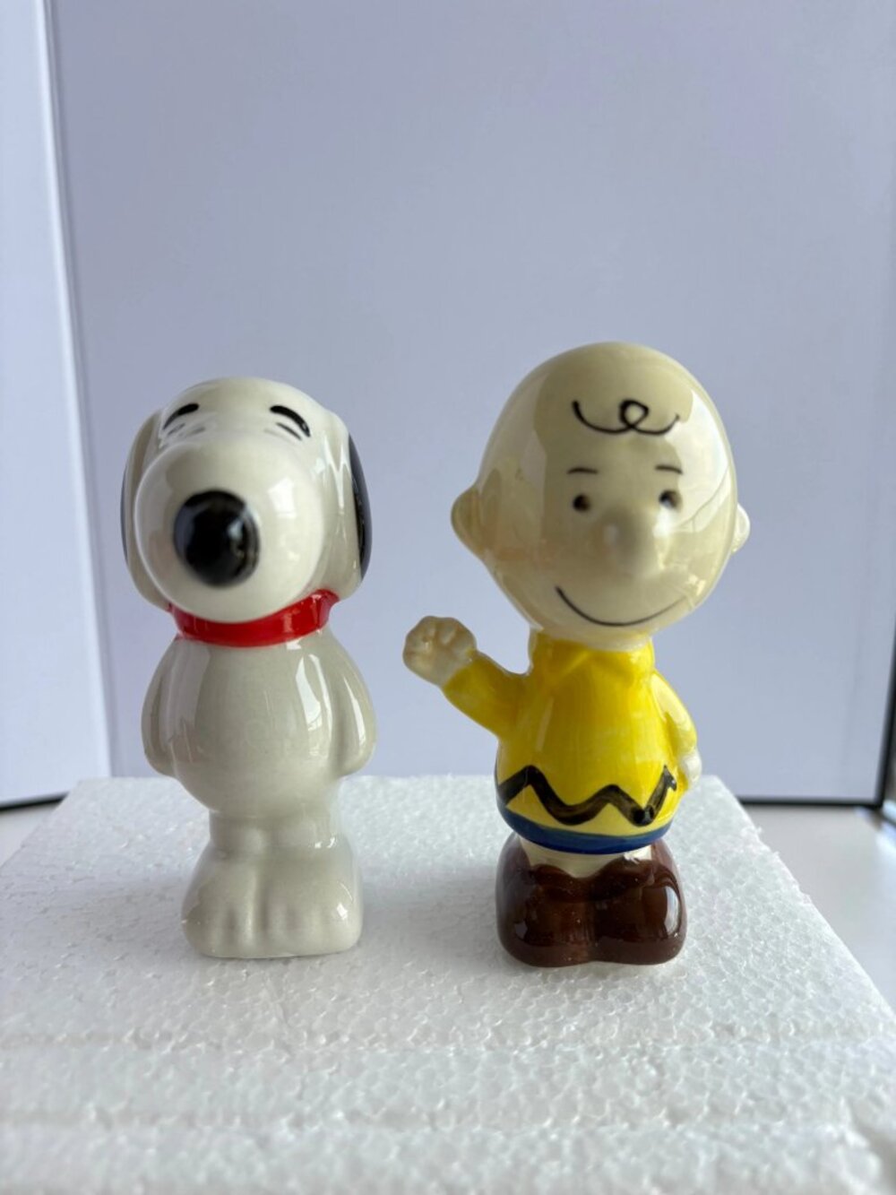Peanuts Snoopy Charlie Brown Classic Pals Ceramic Salt & Pepper Shaker Set NEW